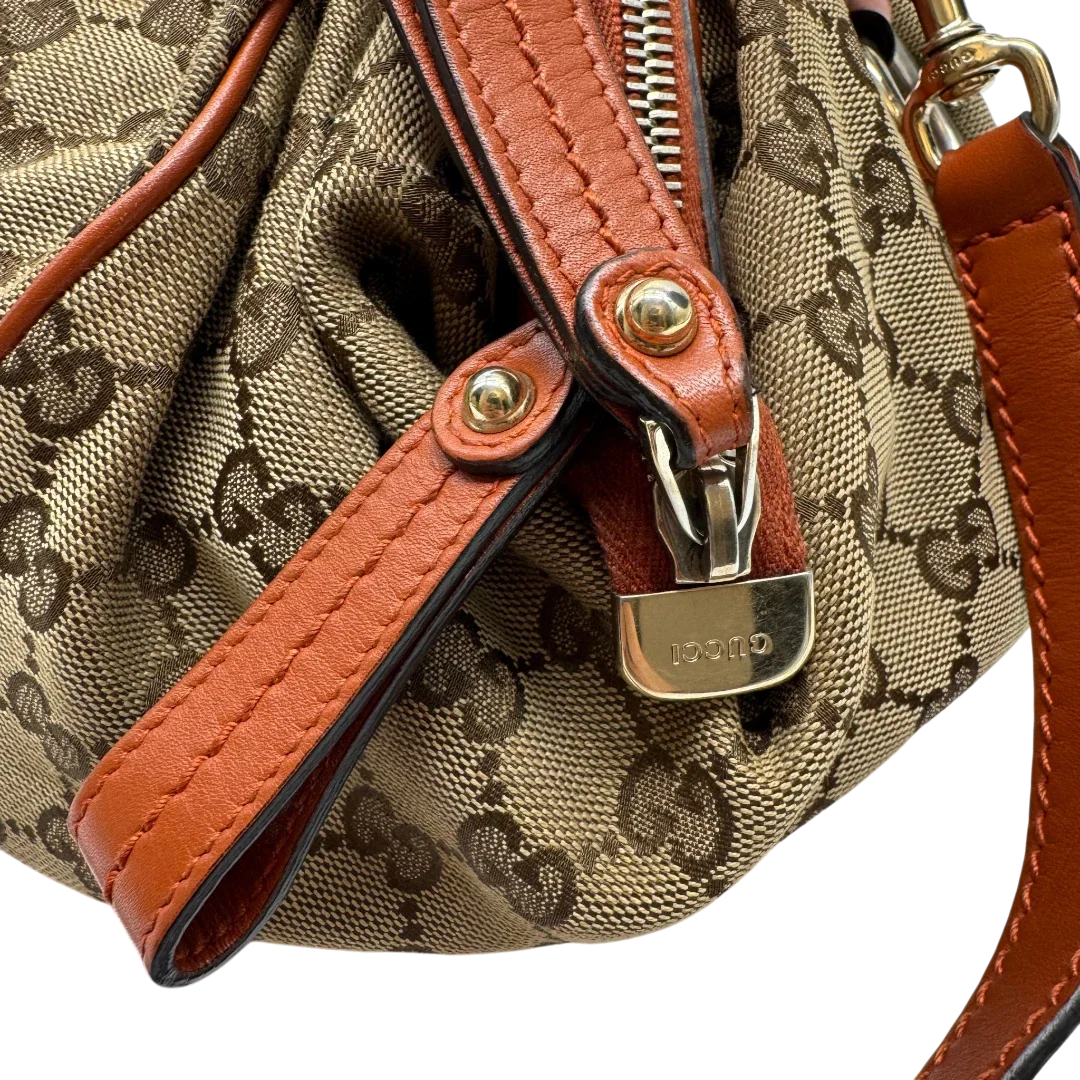 https://cdn.shopify.com/s/files/1/0564/9376/8855/files/Gucci_Handtasche_Sukey_mit_Umhangegurt_monogram_beige_13_5da33c0c-abf7-4c7e-8aa3-44c78c8af42b.webp?v=1784248099