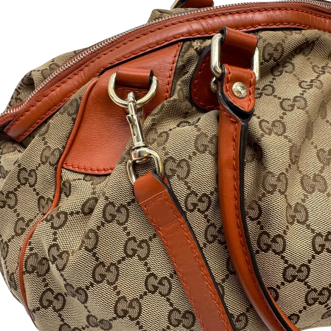 https://cdn.shopify.com/s/files/1/0564/9376/8855/files/Gucci_Handtasche_Sukey_mit_Umhangegurt_monogram_beige_14_0f15a360-8db2-48d9-a854-5feeadaa0645.webp?v=1784248098