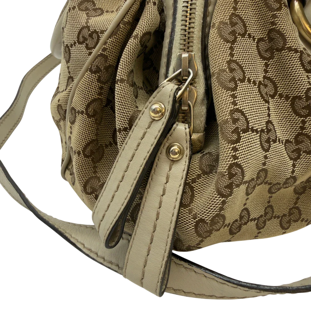 https://cdn.shopify.com/s/files/1/0564/9376/8855/files/Gucci_Handtasche_Sukey_mit_Umhangegurt_monogram_beige_14_448e1905-80f7-42cd-97ca-343225a65d14.webp?v=1783513327
