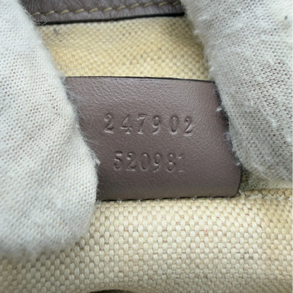 https://cdn.shopify.com/s/files/1/0564/9376/8855/files/Gucci_Handtasche_Sukey_mit_Umhangegurt_monogram_beige_15.webp?v=1782909395