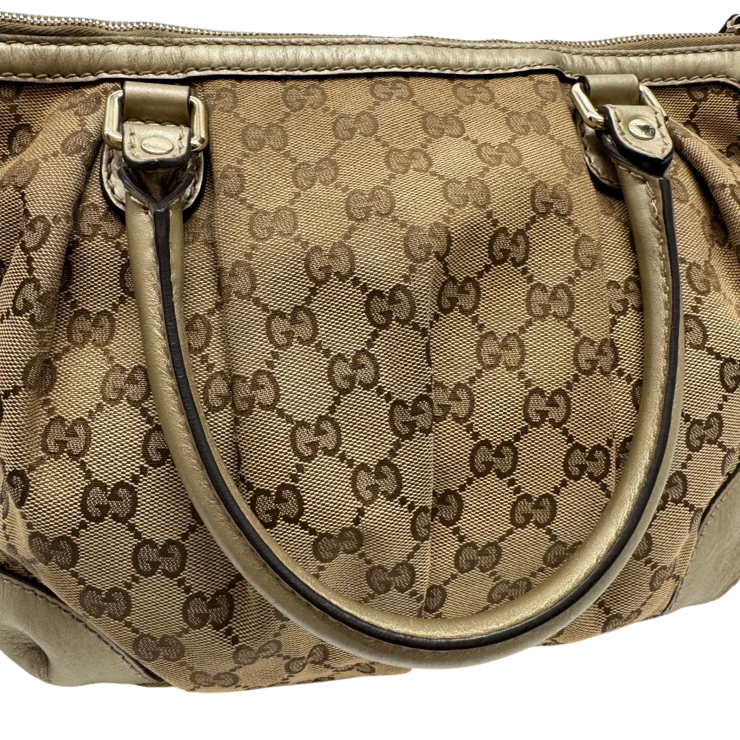 https://cdn.shopify.com/s/files/1/0564/9376/8855/files/Gucci_Handtasche_Sukey_mit_Umhangegurt_monogram_beige_15_9e944fca-d80f-4d2f-8817-a0badecb74ed.webp?v=1784126196