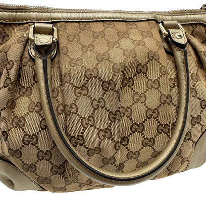 https://cdn.shopify.com/s/files/1/0564/9376/8855/files/Gucci_Handtasche_Sukey_mit_Umhangegurt_monogram_beige_15_9e944fca-d80f-4d2f-8817-a0badecb74ed.webp?v=1784126196