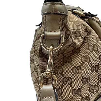 https://cdn.shopify.com/s/files/1/0564/9376/8855/files/Gucci_Handtasche_Sukey_mit_Umhangegurt_monogram_beige_16_c0fc7106-0a35-4d22-b900-de0eef4f28f8.webp?v=1784126196