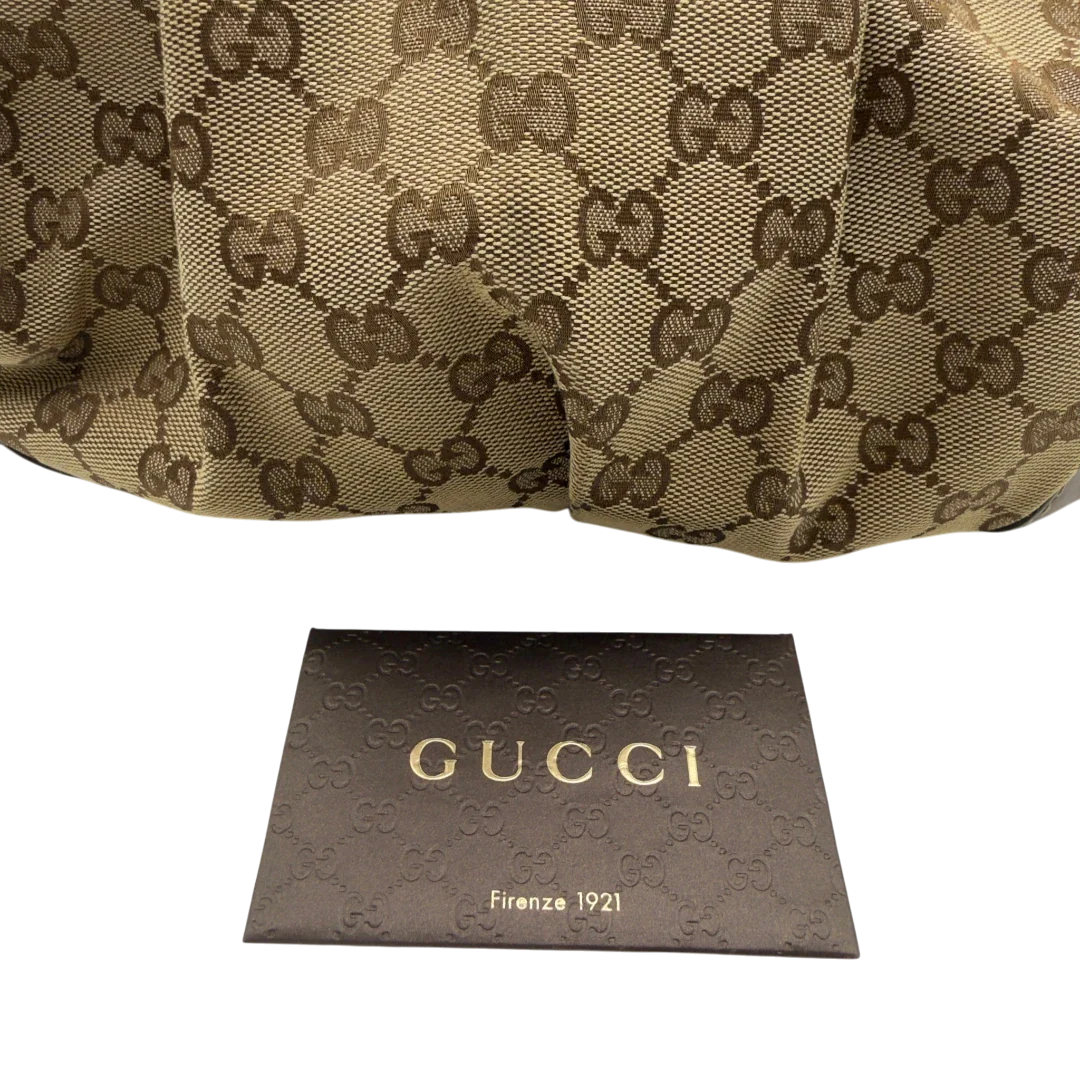 https://cdn.shopify.com/s/files/1/0564/9376/8855/files/Gucci_Handtasche_Sukey_mit_Umhangegurt_monogram_beige_18.webp?v=1782909395