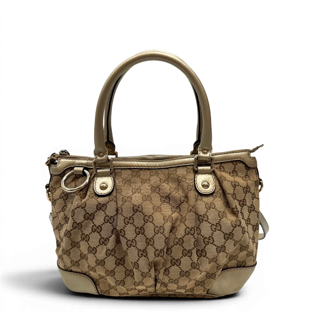https://cdn.shopify.com/s/files/1/0564/9376/8855/files/Gucci_Handtasche_Sukey_mit_Umhangegurt_monogram_beige_1_57b84641-30d0-4130-b8eb-4d44ab03504b.webp?v=1784126195