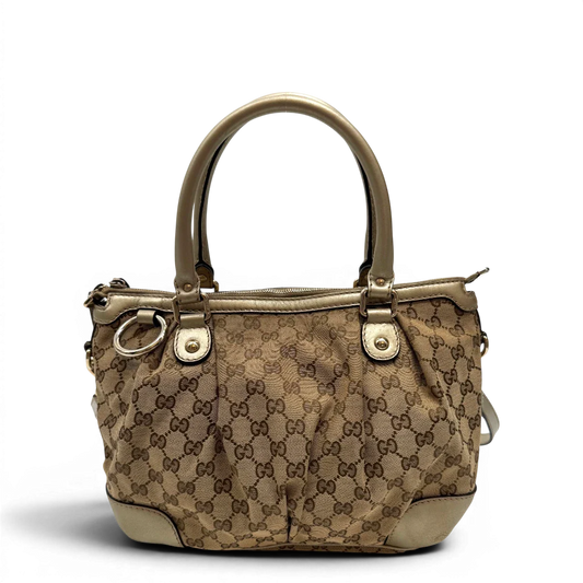 https://cdn.shopify.com/s/files/1/0564/9376/8855/files/Gucci_Handtasche_Sukey_mit_Umhangegurt_monogram_beige_1_57b84641-30d0-4130-b8eb-4d44ab03504b.webp?v=1784126195