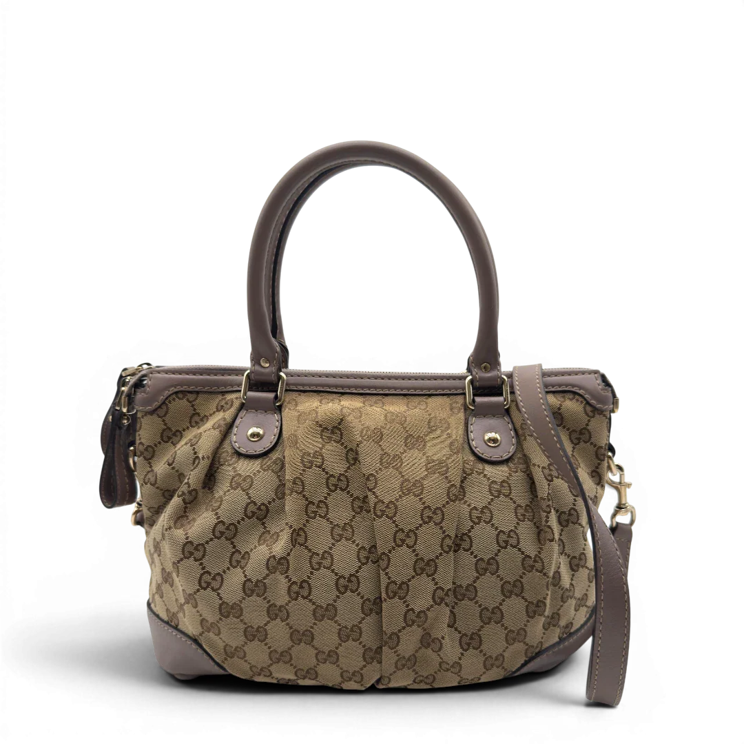 https://cdn.shopify.com/s/files/1/0564/9376/8855/files/Gucci_Handtasche_Sukey_mit_Umhangegurt_monogram_beige_2.webp?v=1782909395