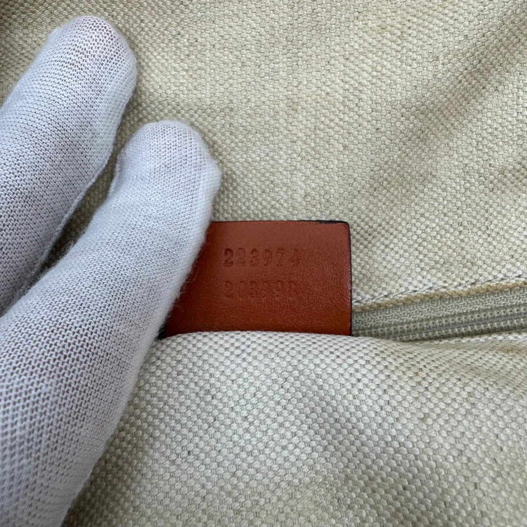 https://cdn.shopify.com/s/files/1/0564/9376/8855/files/Gucci_Handtasche_Sukey_mit_Umhangegurt_monogram_beige_21_c0def790-15f5-429f-aef8-df2dc05608d9.webp?v=1784248099