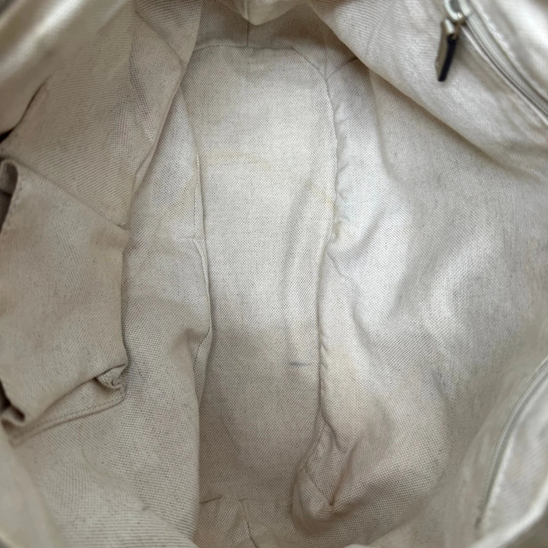 https://cdn.shopify.com/s/files/1/0564/9376/8855/files/Gucci_Handtasche_Sukey_mit_Umhangegurt_monogram_beige_21_f2f6b2b1-3f78-4841-a780-d4da3cf105ac.webp?v=1784126195