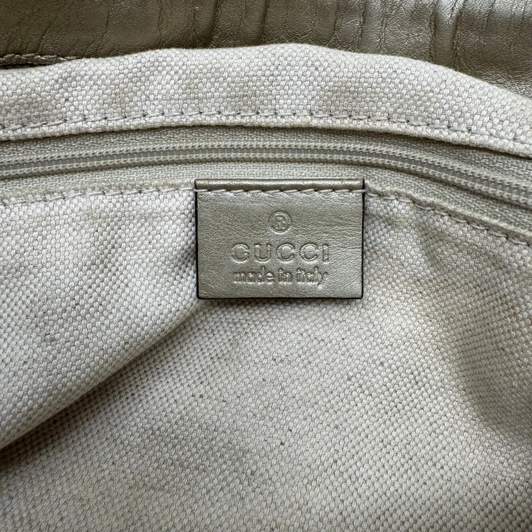 https://cdn.shopify.com/s/files/1/0564/9376/8855/files/Gucci_Handtasche_Sukey_mit_Umhangegurt_monogram_beige_22.webp?v=1784126196