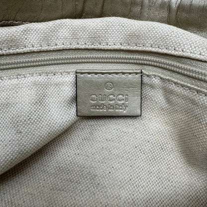 https://cdn.shopify.com/s/files/1/0564/9376/8855/files/Gucci_Handtasche_Sukey_mit_Umhangegurt_monogram_beige_22.webp?v=1784126196