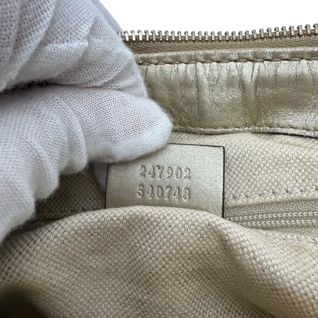 https://cdn.shopify.com/s/files/1/0564/9376/8855/files/Gucci_Handtasche_Sukey_mit_Umhangegurt_monogram_beige_23_0b23d6f4-64cf-43c0-adba-bcd8c3b679ed.webp?v=1784126196