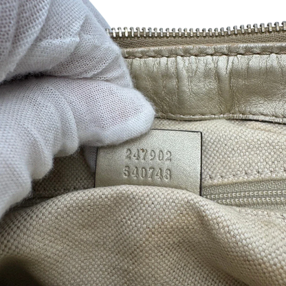 https://cdn.shopify.com/s/files/1/0564/9376/8855/files/Gucci_Handtasche_Sukey_mit_Umhangegurt_monogram_beige_23_0b23d6f4-64cf-43c0-adba-bcd8c3b679ed.webp?v=1784126196