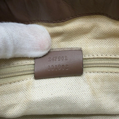 https://cdn.shopify.com/s/files/1/0564/9376/8855/files/Gucci_Handtasche_Sukey_mit_Umhangegurt_monogram_beige_24.webp?v=1783513163