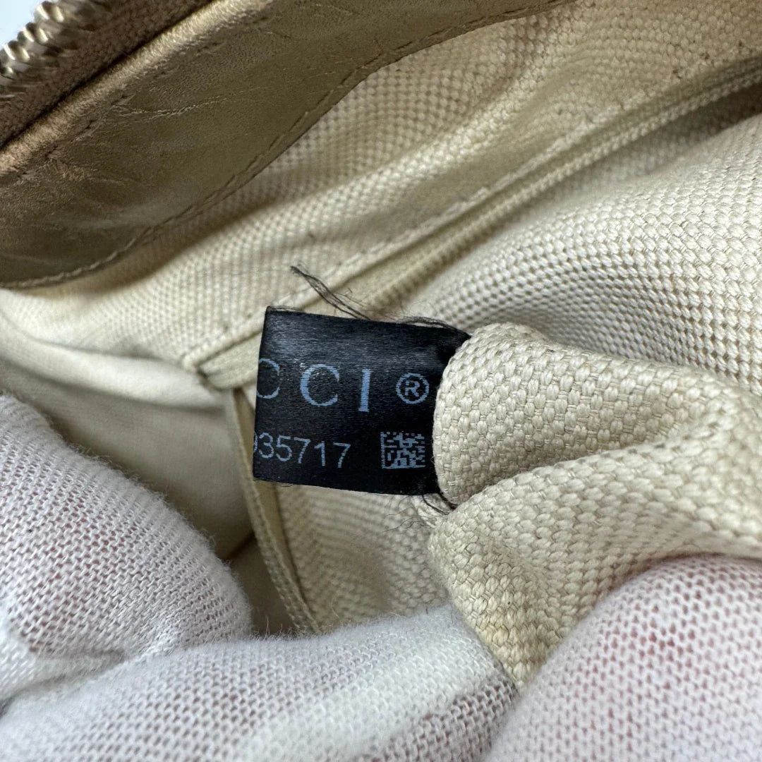 https://cdn.shopify.com/s/files/1/0564/9376/8855/files/Gucci_Handtasche_Sukey_mit_Umhangegurt_monogram_beige_25_d1f23296-175e-4fd8-ab86-de823f0ad15d.webp?v=1784126195