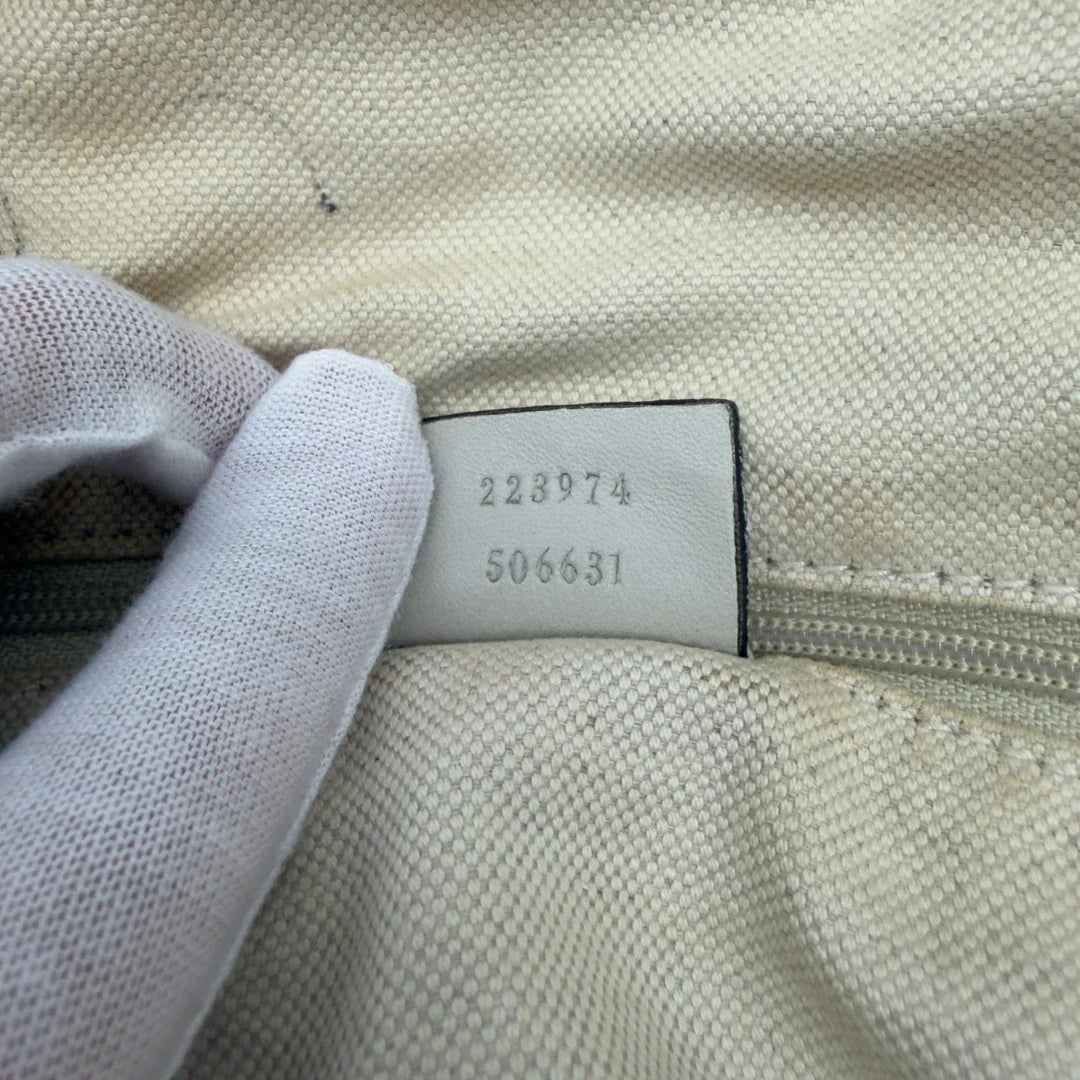 https://cdn.shopify.com/s/files/1/0564/9376/8855/files/Gucci_Handtasche_Sukey_mit_Umhangegurt_monogram_beige_26_625a3ed3-f98e-40d1-ba7d-2fe45228a24c.webp?v=1783513327
