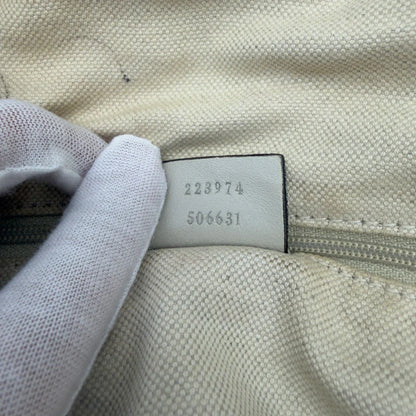 https://cdn.shopify.com/s/files/1/0564/9376/8855/files/Gucci_Handtasche_Sukey_mit_Umhangegurt_monogram_beige_26_625a3ed3-f98e-40d1-ba7d-2fe45228a24c.webp?v=1783513327
