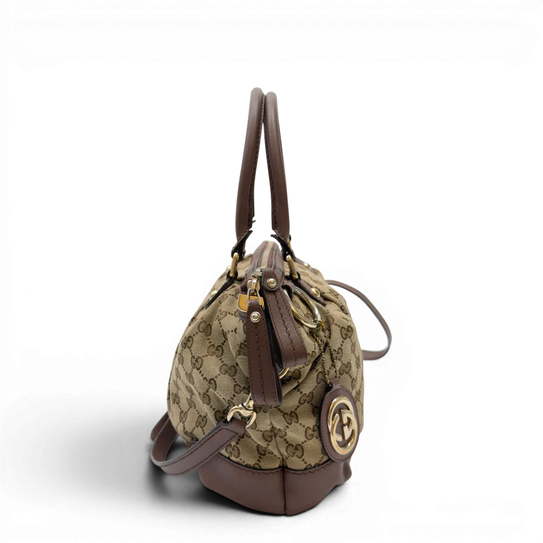 https://cdn.shopify.com/s/files/1/0564/9376/8855/files/Gucci_Handtasche_Sukey_mit_Umhangegurt_monogram_beige_2_9c38092c-e9e6-49a1-bacf-ee043d7b158e.webp?v=1783513163