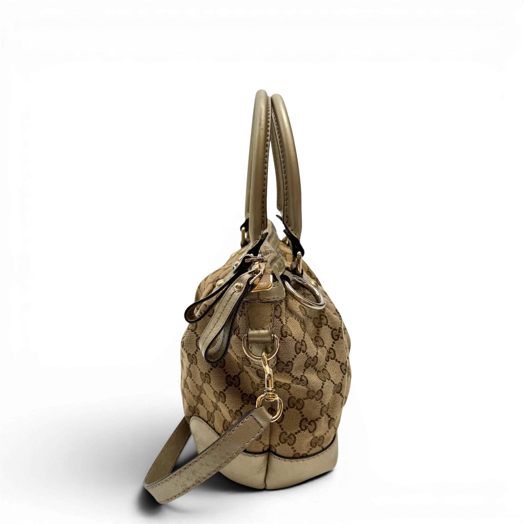 https://cdn.shopify.com/s/files/1/0564/9376/8855/files/Gucci_Handtasche_Sukey_mit_Umhangegurt_monogram_beige_2_e96c5e6a-f8c2-46cb-a3cf-a70b4c5aa67f.webp?v=1784126195