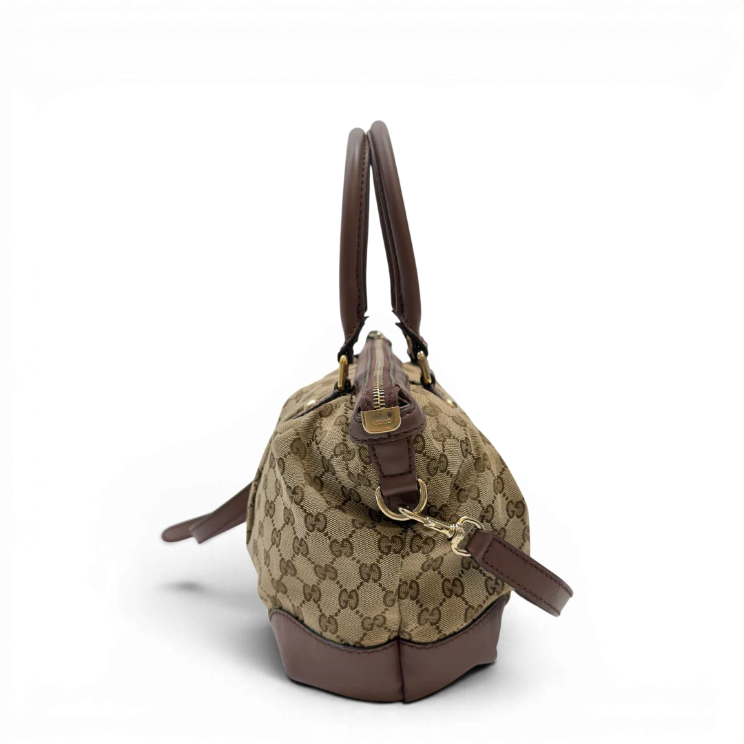 https://cdn.shopify.com/s/files/1/0564/9376/8855/files/Gucci_Handtasche_Sukey_mit_Umhangegurt_monogram_beige_3_b061f5a4-8413-47fa-a323-7bef9132721d.webp?v=1783513163