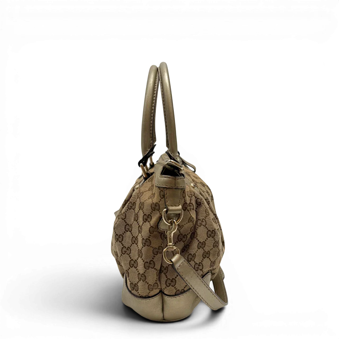 https://cdn.shopify.com/s/files/1/0564/9376/8855/files/Gucci_Handtasche_Sukey_mit_Umhangegurt_monogram_beige_3_e53104f9-ad41-4c6c-a031-83154c243b9c.webp?v=1784126195