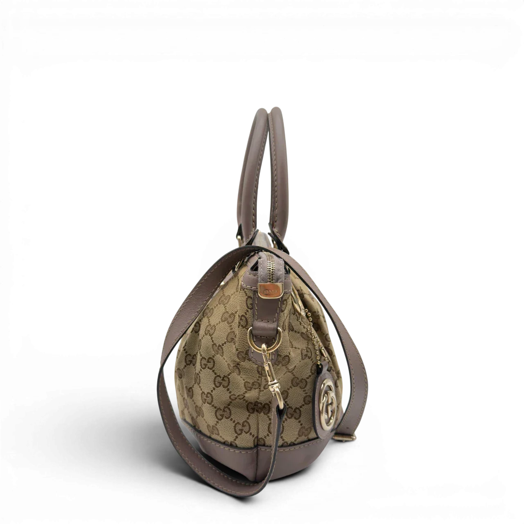 https://cdn.shopify.com/s/files/1/0564/9376/8855/files/Gucci_Handtasche_Sukey_mit_Umhangegurt_monogram_beige_4.webp?v=1782909395
