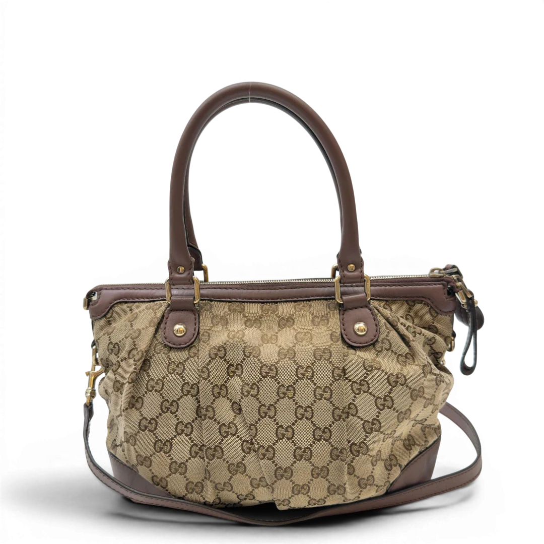 https://cdn.shopify.com/s/files/1/0564/9376/8855/files/Gucci_Handtasche_Sukey_mit_Umhangegurt_monogram_beige_4_d5fe5c6b-4354-49c7-8334-22050cbd8885.webp?v=1783513163
