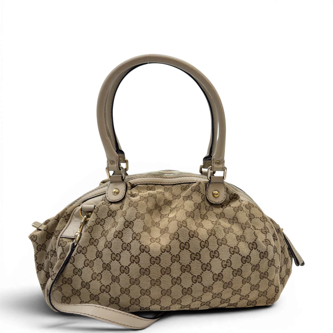 https://cdn.shopify.com/s/files/1/0564/9376/8855/files/Gucci_Handtasche_Sukey_mit_Umhangegurt_monogram_beige_4_d7807c0b-3754-49fa-b967-ba0ce18a082c.webp?v=1783513326