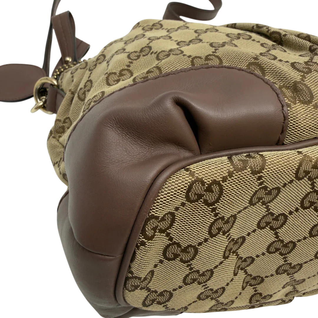 https://cdn.shopify.com/s/files/1/0564/9376/8855/files/Gucci_Handtasche_Sukey_mit_Umhangegurt_monogram_beige_6_d2524509-28ff-40b3-a134-1b2041cd4ef0.webp?v=1783513164