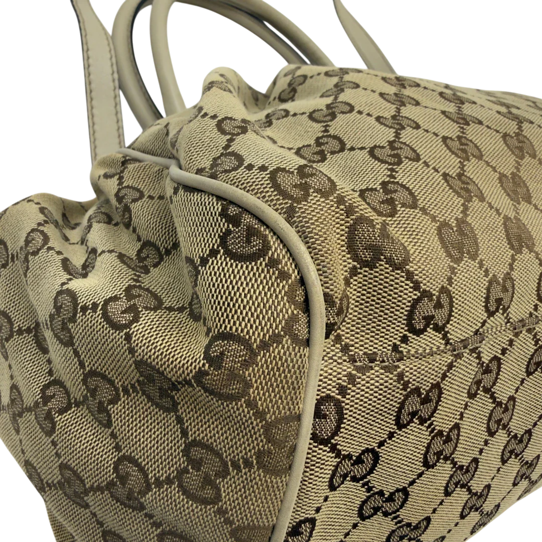 https://cdn.shopify.com/s/files/1/0564/9376/8855/files/Gucci_Handtasche_Sukey_mit_Umhangegurt_monogram_beige_8_72a600c8-bab6-4d06-8e22-14384b227d1f.webp?v=1783513327