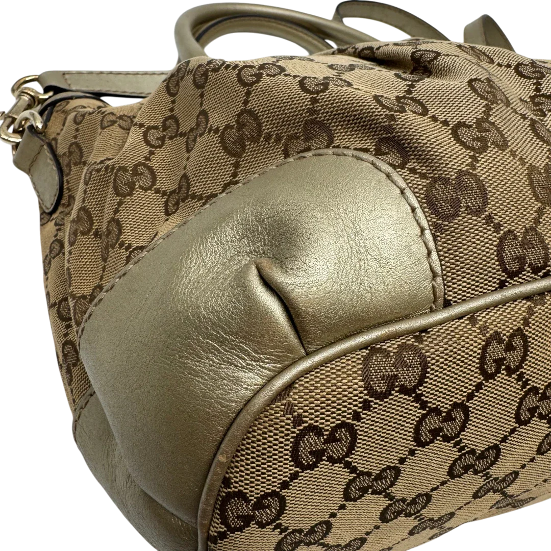 https://cdn.shopify.com/s/files/1/0564/9376/8855/files/Gucci_Handtasche_Sukey_mit_Umhangegurt_monogram_beige_8_7b981e7b-77eb-4067-8c14-148794314880.webp?v=1784126196