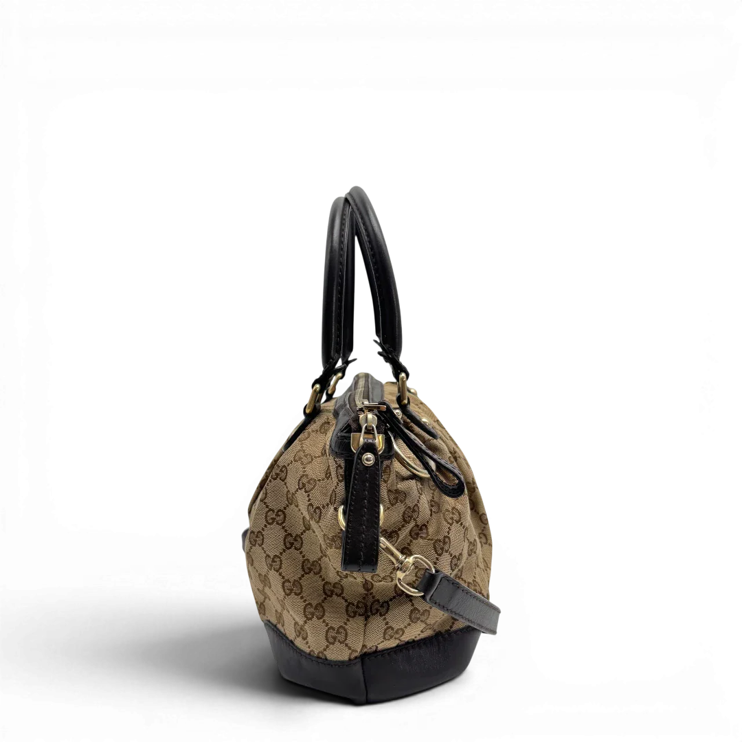 https://cdn.shopify.com/s/files/1/0564/9376/8855/files/Gucci_Handtasche_Sukey_mit_Umhangegurt_monogram_beige_vintage_GG2325.webp?v=1779968392
