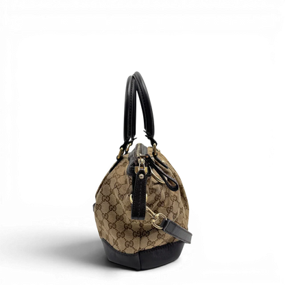 https://cdn.shopify.com/s/files/1/0564/9376/8855/files/Gucci_Handtasche_Sukey_mit_Umhangegurt_monogram_beige_vintage_GG2325.webp?v=1779968392