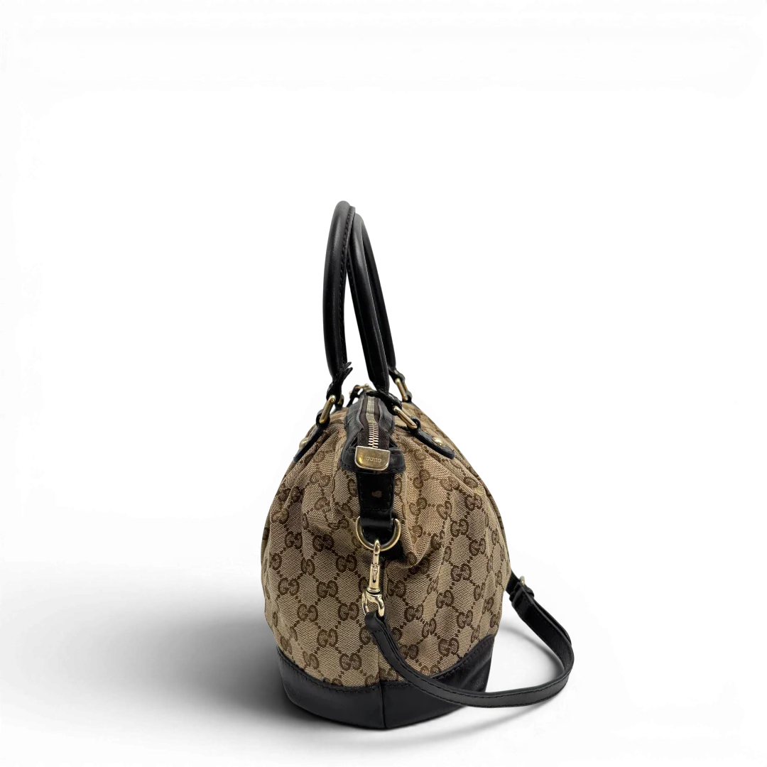 https://cdn.shopify.com/s/files/1/0564/9376/8855/files/Gucci_Handtasche_Sukey_mit_Umhangegurt_monogram_beige_vintage_GG2326.webp?v=1779968392
