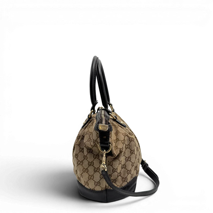 https://cdn.shopify.com/s/files/1/0564/9376/8855/files/Gucci_Handtasche_Sukey_mit_Umhangegurt_monogram_beige_vintage_GG2326.webp?v=1779968392