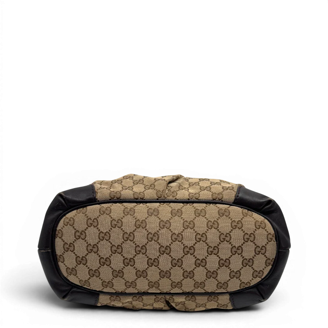 https://cdn.shopify.com/s/files/1/0564/9376/8855/files/Gucci_Handtasche_Sukey_mit_Umhangegurt_monogram_beige_vintage_GG2328.webp?v=1779968392