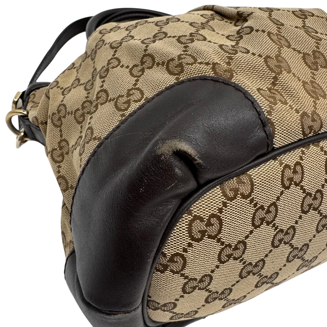 https://cdn.shopify.com/s/files/1/0564/9376/8855/files/Gucci_Handtasche_Sukey_mit_Umhangegurt_monogram_beige_vintage_GG2329.webp?v=1779968392
