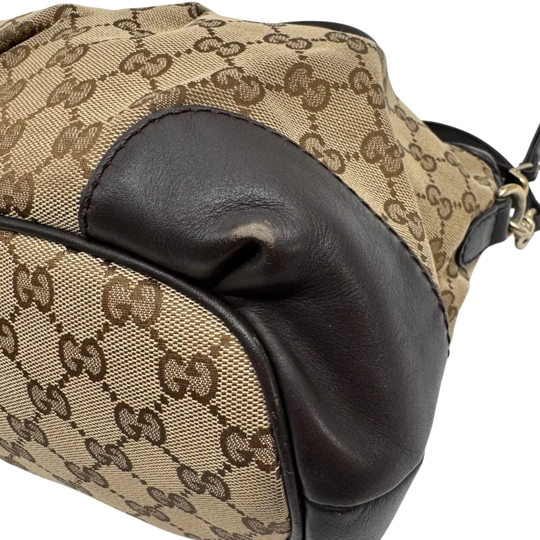 https://cdn.shopify.com/s/files/1/0564/9376/8855/files/Gucci_Handtasche_Sukey_mit_Umhangegurt_monogram_beige_vintage_GG2330.webp?v=1779968392