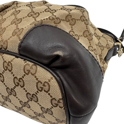 https://cdn.shopify.com/s/files/1/0564/9376/8855/files/Gucci_Handtasche_Sukey_mit_Umhangegurt_monogram_beige_vintage_GG2330.webp?v=1779968392