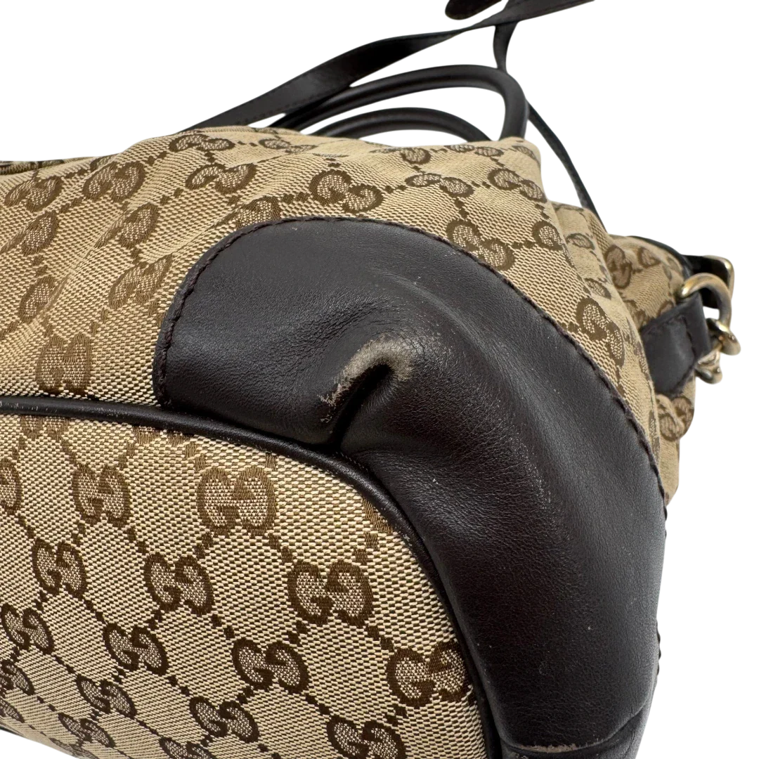 https://cdn.shopify.com/s/files/1/0564/9376/8855/files/Gucci_Handtasche_Sukey_mit_Umhangegurt_monogram_beige_vintage_GG2332.webp?v=1779968393