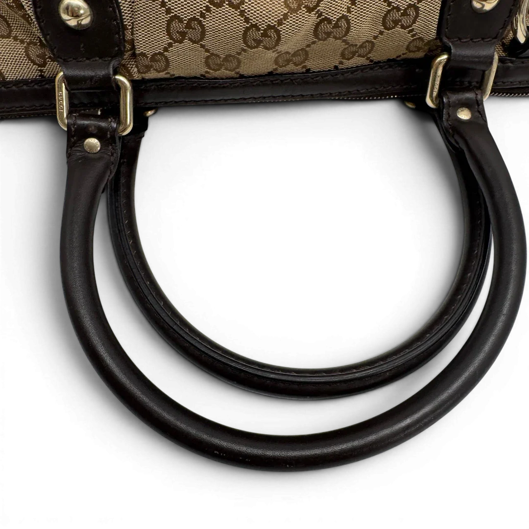 https://cdn.shopify.com/s/files/1/0564/9376/8855/files/Gucci_Handtasche_Sukey_mit_Umhangegurt_monogram_beige_vintage_GG2333.webp?v=1779968392