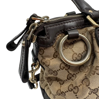 https://cdn.shopify.com/s/files/1/0564/9376/8855/files/Gucci_Handtasche_Sukey_mit_Umhangegurt_monogram_beige_vintage_GG2335.webp?v=1779968392