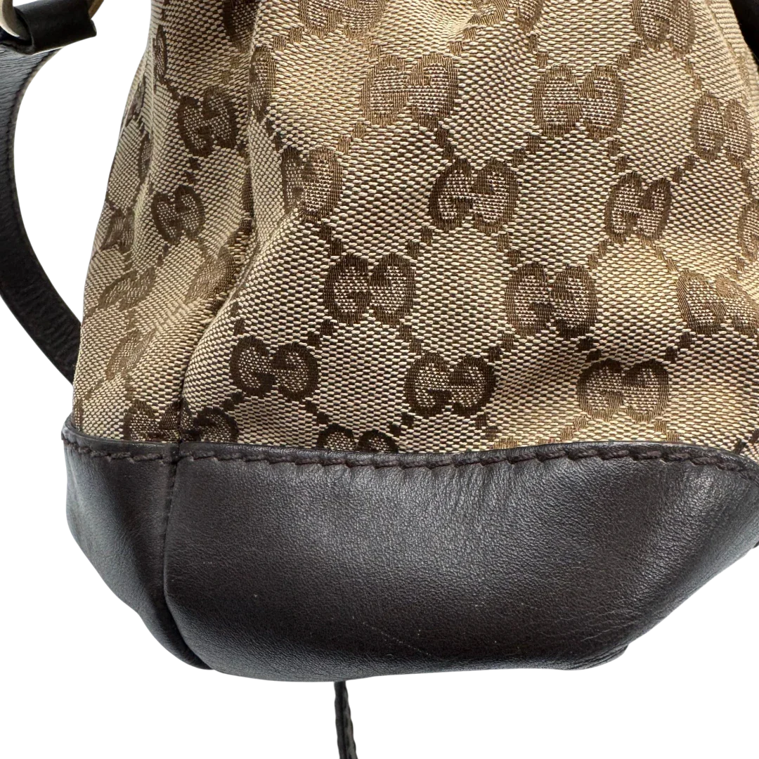https://cdn.shopify.com/s/files/1/0564/9376/8855/files/Gucci_Handtasche_Sukey_mit_Umhangegurt_monogram_beige_vintage_GG2339.webp?v=1779968393