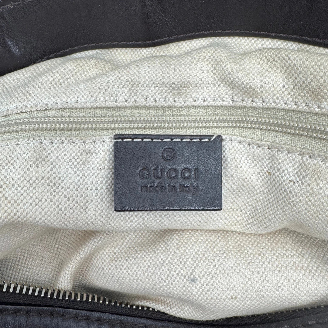 https://cdn.shopify.com/s/files/1/0564/9376/8855/files/Gucci_Handtasche_Sukey_mit_Umhangegurt_monogram_beige_vintage_GG2343.webp?v=1779968393