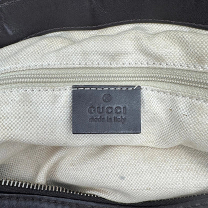 https://cdn.shopify.com/s/files/1/0564/9376/8855/files/Gucci_Handtasche_Sukey_mit_Umhangegurt_monogram_beige_vintage_GG2343.webp?v=1779968393