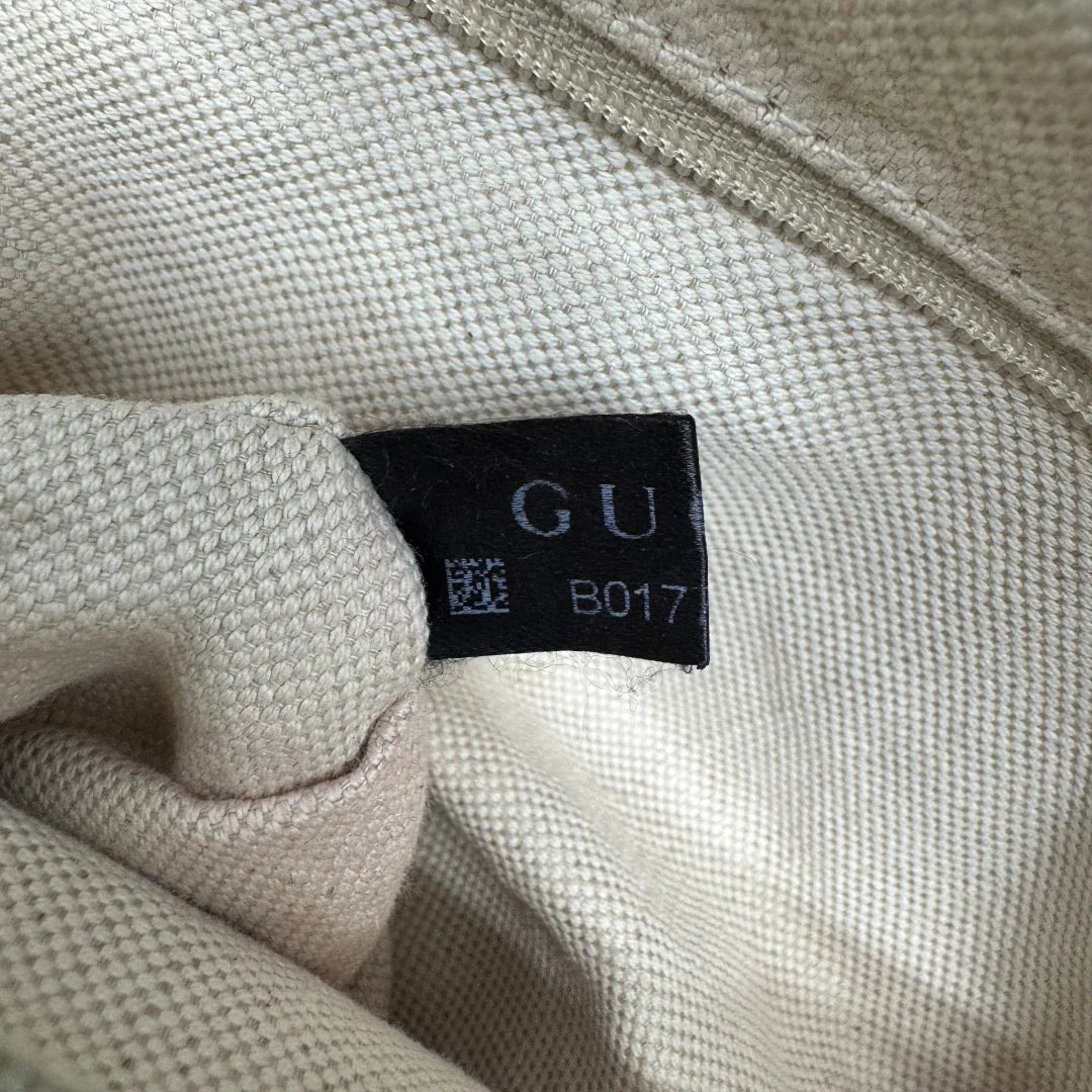 https://cdn.shopify.com/s/files/1/0564/9376/8855/files/Gucci_Handtasche_Sukey_mit_Umhangegurt_monogram_beige_vintage_GG2345.webp?v=1779968392