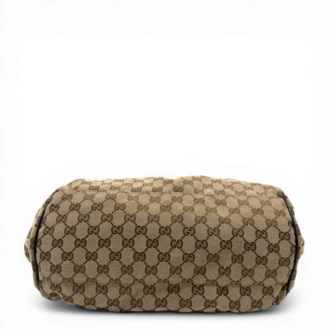 https://cdn.shopify.com/s/files/1/0564/9376/8855/files/Gucci_Handtasche_Sukey_mit_Umhangegurt_monogram_beige_vintage_GG6108.webp?v=1775065519