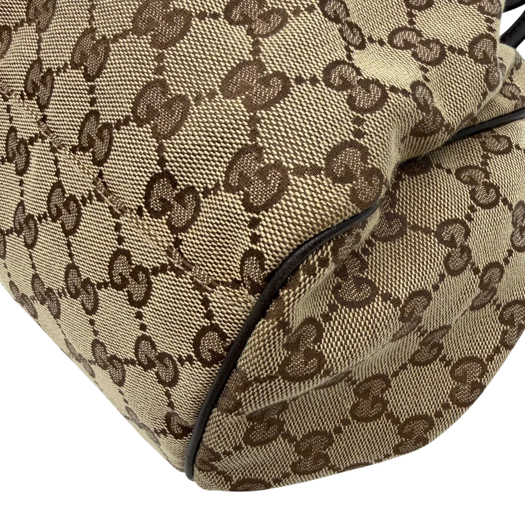 https://cdn.shopify.com/s/files/1/0564/9376/8855/files/Gucci_Handtasche_Sukey_mit_Umhangegurt_monogram_beige_vintage_GG6109.webp?v=1775065519