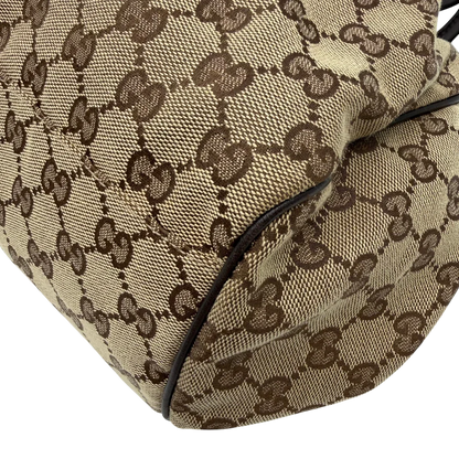 https://cdn.shopify.com/s/files/1/0564/9376/8855/files/Gucci_Handtasche_Sukey_mit_Umhangegurt_monogram_beige_vintage_GG6109.webp?v=1775065519