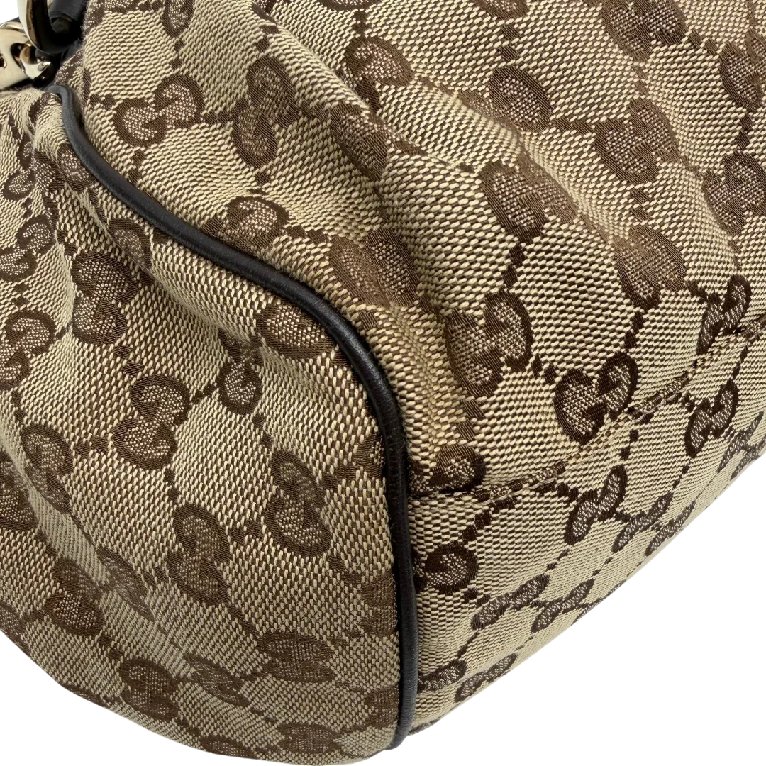 https://cdn.shopify.com/s/files/1/0564/9376/8855/files/Gucci_Handtasche_Sukey_mit_Umhangegurt_monogram_beige_vintage_GG6110.webp?v=1775065519